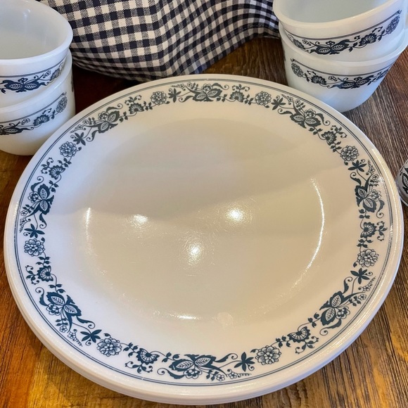 Corning Corelle OLD TOWN BLUE ONION 10 piece set 4 dinner plates,4 mugs,saucer, - Picture 2 of 7